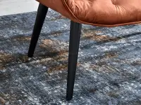 Designerska sofa aksamitna IDIL MIEDZIANA z pikowaniem - stabilna podstawa