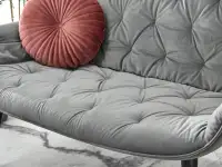 Sofa welurowa IDIL SZARA pikowana glamour - wygodne siedzisko
