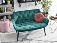 Mała pikowana sofa glamour IDIL ZIELONA do salonu poczekalni - w aranżacji z regałami BERG