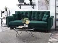Sofa welurowa glamour LANTI ZIELONA pikowana z poduszkami - w aranżacji z regałami JENS i stolikiem AMIN