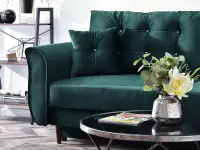 Sofa welurowa glamour LANTI ZIELONA pikowana z poduszkami - oryginalna bryła