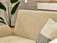 Sofa 2-osobowa do salonu LAO BEŻ BOUCLE- DĘBOWA NOGA - przytulna tkanina