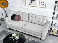 Komfortowa sofa wolnostojąca LAVIA POPIELATA z pojemnikiem - w aranżacji z regałem OTTO i stolikiem AMIN