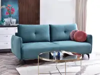 Sofa welurowa LULU MORSKA z funkcją spania - w aranżacji ze stolikiem IBIA XL
