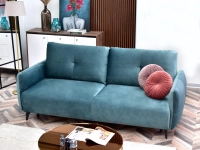 Sofa welurowa LULU MORSKA z funkcją spania - w aranżacji ze stolikiem IBIA XL