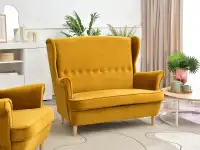 Sofa dwuosobowa tapicerowana MALMO MIODOWY WELUR - BUK  - w aranżacji z fotelem MALMO oraz stolikiem KODIA XL