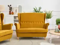 Sofa dwuosobowa tapicerowana MALMO MIODOWY WELUR - BUK  - w aranżacji z fotelem MALMO oraz stolikiem KODIA XL