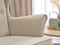 Sofa wypoczynkowa MALMO PIASKOWA - nogi BUK - kanapa ze stylowymi podłokietnikami