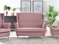 Skandynawska sofa 2 osobowa uszak MALMO PUDROWA - BUK - w aranżacji z fotelem oraz podnóżkiem MALMO