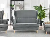 Mała sofa styl skandynawski MALMO SZARA I BUKOWE NÓŻKI - zestaw mebli do salonu