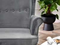 Mała sofa styl skandynawski MALMO SZARA I BUKOWE NÓŻKI - stylowe podłokietniki