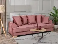 Wygodna sofa MISS BIBI PUDROWY RÓŻ - NOGA BUK - w aranżacji ze stolikiem ROSIN