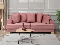 Wygodna sofa MISS BIBI PUDROWY RÓŻ - NOGA BUK - w aranżacji ze stolikiem ROSIN