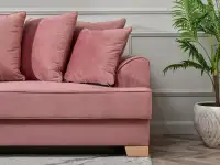 Wygodna sofa MISS BIBI PUDROWY RÓŻ - NOGA BUK - nowoczesna forma