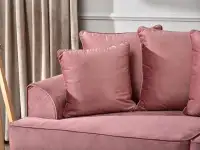 Wygodna sofa MISS BIBI PUDROWY RÓŻ - NOGA BUK - miękkie poduchy