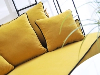 Żółta sofa Miss Bibi - charakterystyczne detale