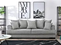Designerska sofa rozkładana do salonu MISS BIBI pepitka - w aranżacji ze stolikiem CHENTI XL i regałami TOWER