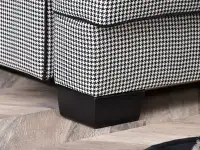 Designerska sofa rozkładana do salonu MISS BIBI pepitka - czarne nogi z drewna