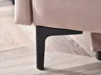 Sofka glamour MOLLY PUDROWA welurowa z funkcją spania - smukłe nóżki