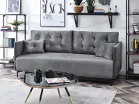 Sofa rozkładana MOLLY SZARA pikowana z weluru do pokoju - w aranżacji ze stolikiem CHENTI XL i regałami OTTO