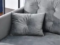 Sofa rozkładana MOLLY SZARA pikowana z weluru do pokoju - charakterystyczne detale