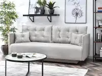 Sofa rozkładana MOLLY POPIELATA z pikowanymi poduchami - w aranżacji z regałem OTTO i stolikiem NATAL