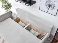 Sofa rozkładana MOLLY POPIELATA z pikowanymi poduchami - pojemnik na pościel