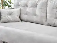 Sofa rozkładana MOLLY POPIELATA z pikowanymi poduchami - miękkie siedzisko