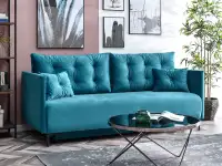 Sofa rozkładana MOLLY TURKUSOWA z pikowanego weluru - w aranżacji ze stolikiem AMIN XL i regałem OTTO A