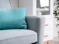 Mała sofa dwuosobowa do salonu SVEN szara - podłokietnik