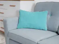 Mała sofa dwuosobowa do salonu SVEN szara - siedzisko z ozdobną poduszką
