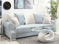 Sofa w stylu angielskim TOSCA niebieska - w aranżacji z ławą STONE oraz regałem ERGO E8