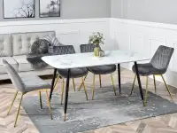 Stół z marmurowym blatem LORENZO BIAŁY NA CZARNYCH NOGACH - w aranżacji z krzesłami ADEL i kanpą LAVIA