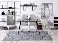 Mały stół loftowy ONEKA beton - czarny - w aranżacji z krzesłami FERRARA