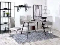Mały stół loftowy ONEKA beton - czarny - w aranżacji z krzesłami FERRARA