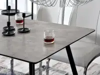 Mały stół loftowy ONEKA beton - czarny - charakterystyczne detale