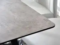 Mały stół loftowy ONEKA beton - czarny - jakość