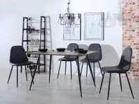 Prostokątny stół do industrialnej jadalni ONEKA orzech vintage - w aranzacji z krzesłami SKAL