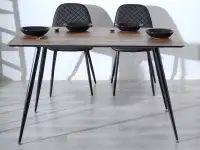 Prostokątny stół do industrialnej jadalni ONEKA orzech vintage - w aranżacji z krzesłami SKAL