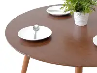 Okrągły stół w industrialnym stylu do jadalni TILIA orzech - charakterystyczne detale