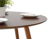 Okrągły stół w industrialnym stylu do jadalni TILIA orzech - charakterystyczne detale