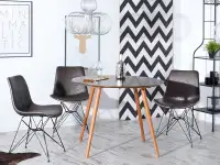 Okrągły stół w industrialnym stylu do jadalni TILIA orzech - w aranżacji z krzesłami COMBO