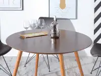 Okrągły stół w industrialnym stylu do jadalni TILIA orzech - przestronny blat