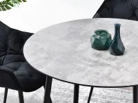 Okrągły stół VERDO Z BETONOWYM BLATEM na metalowych nogach - charakterystyczne detale
