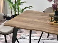 Stół do jadalni MALAWI ORZECH - CZARNA PODSTAWA - w aranżacji z krzesłami BENT