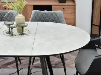 Okrągły stół rozkładany NIVALA SZARY MARMUR - CZARNE NOGI - charakterystyczne detale