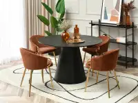 Czarny stół do jadalni okrągły OTTAWA CZARNE DREWNO - w aranżacji z krzesłami CLARA oraz konsolą INGRID