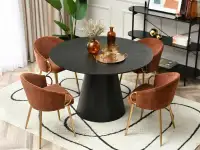 Czarny stół do jadalni okrągły OTTAWA CZARNE DREWNO - w aranżacji z krzesłami CLARA oraz konsolą INGRID