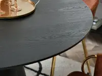 Czarny stół do jadalni okrągły OTTAWA CZARNE DREWNO - struktura drewna