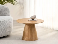 Drewniany stolik kawowy OTTAWA 60 DĄB - NOGA STOŻEK - skandynawski design w aranżacji z fotelem IMANI